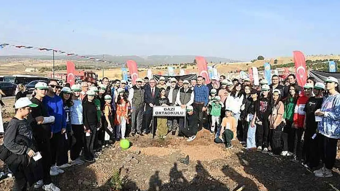 Milli Ağaçlandırma Günü'nde Binlerce Fidan Toprakla Buluşturuldu