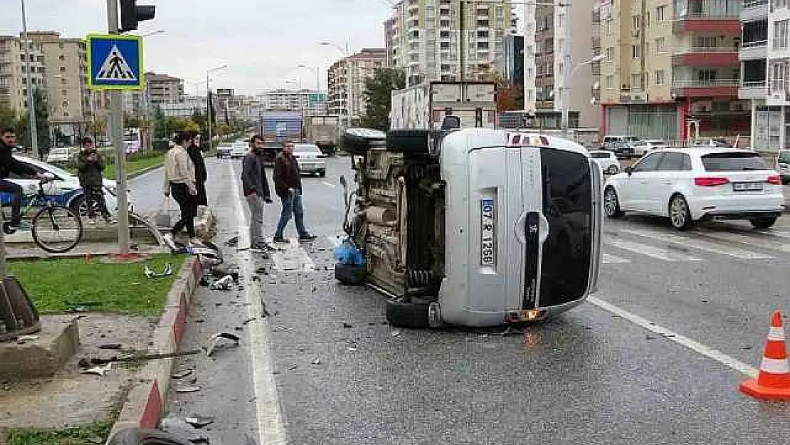 Refüje çarparak devrilen araçtan burnu bile kanamadan çıktı