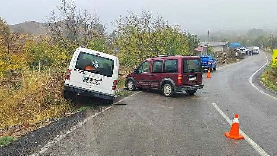 Adıyaman'da iki hafif ticari araç çarpıştı: 9 yaralı