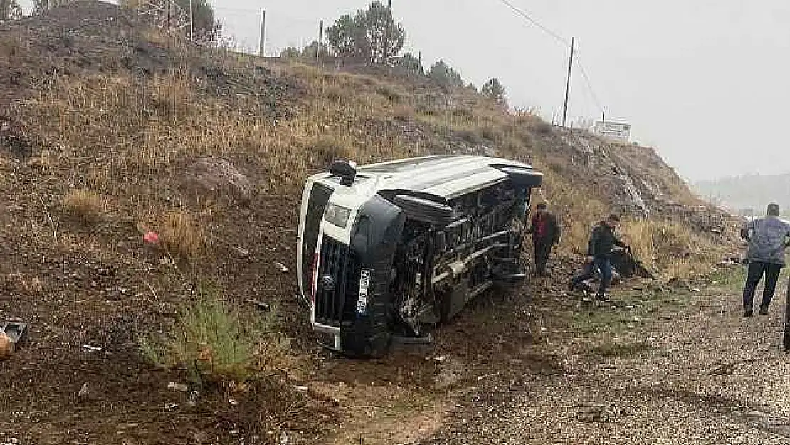 Minibüs şarampole devrildi: 2 yaralı