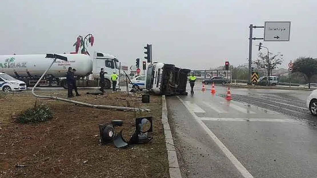 Önündeki araca çarpmamak için fren yapan minibüs yan yattı: 1 yaralı