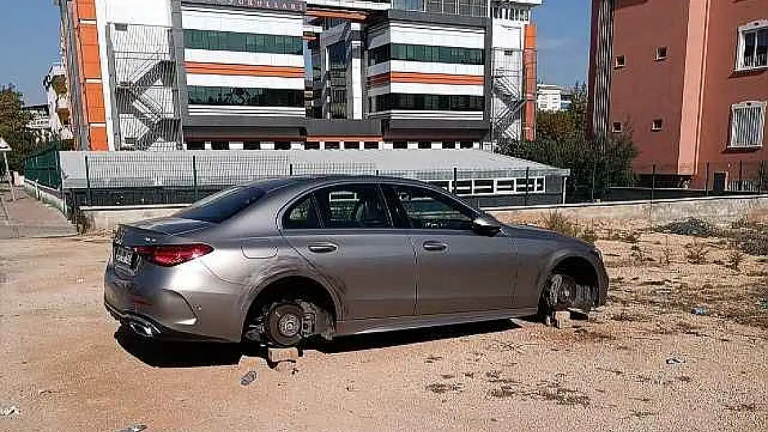 Park halindeki 3 aracın lastikleri jantlarıyla beraber çalındı