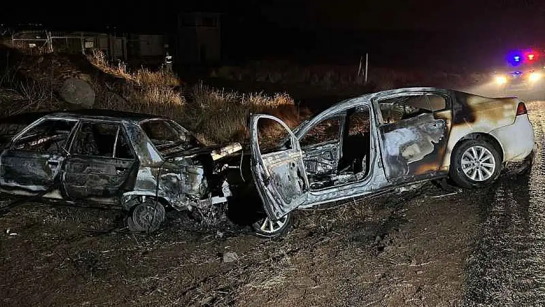 Siverek'te kaza yapan otomobiller alev topuna döndü: 1 yaralı