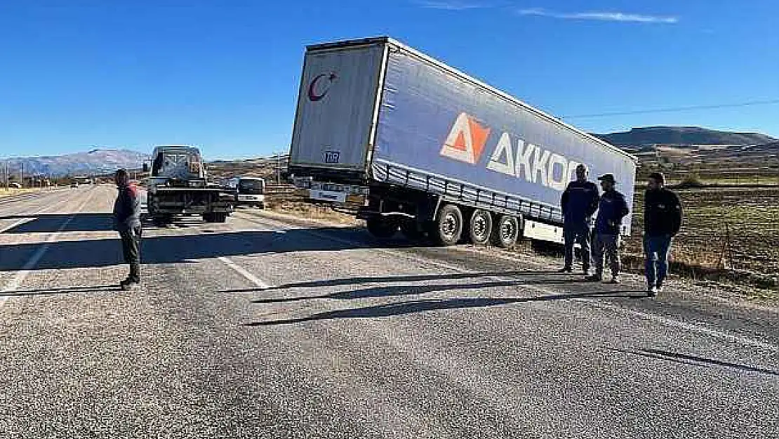 Gölbaşı'nda tır yoldan çıktı: 1 yaralı