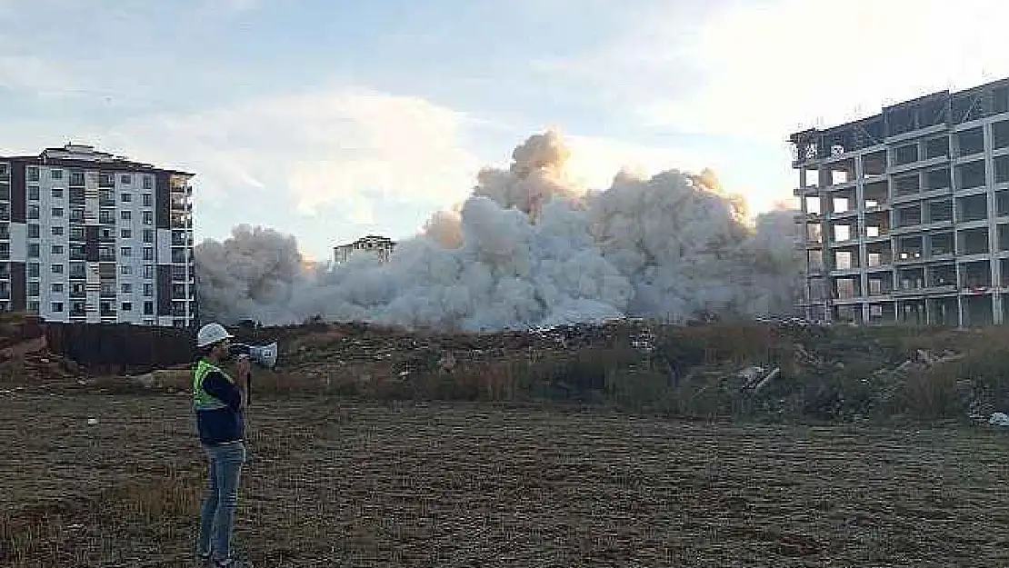 Ağır hasarlı iki blok saniyeler içerisinde yıkıldı