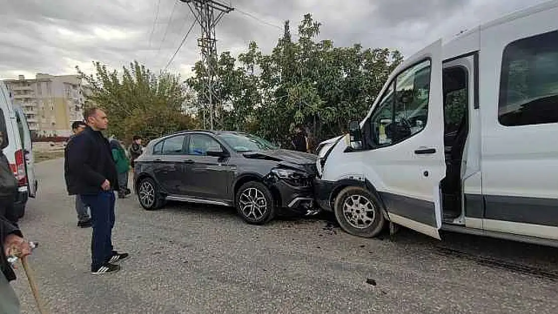 Adıyaman'da Otomobil İle Minibüs Kafa Kafaya Çarpıştı: 5 Yaralı