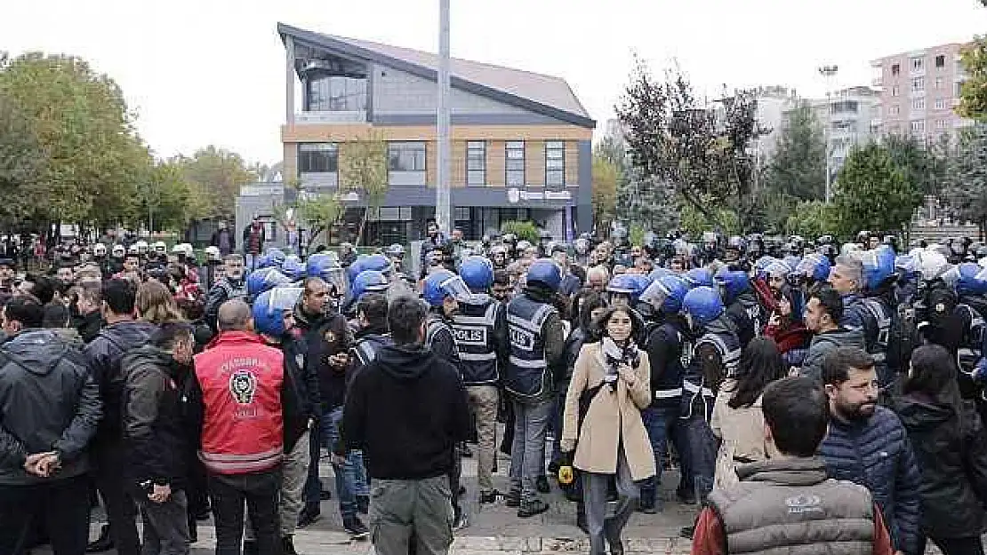 Diyarbakır'da izinsiz gösteri yapan HEDEP ve DBP'lilere polis müdahalesi: 50 gözaltı