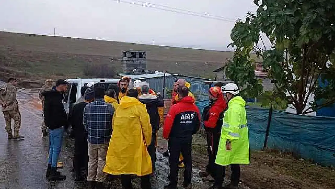 Diyarbakır'da ahır ve samanlıkları su bastı