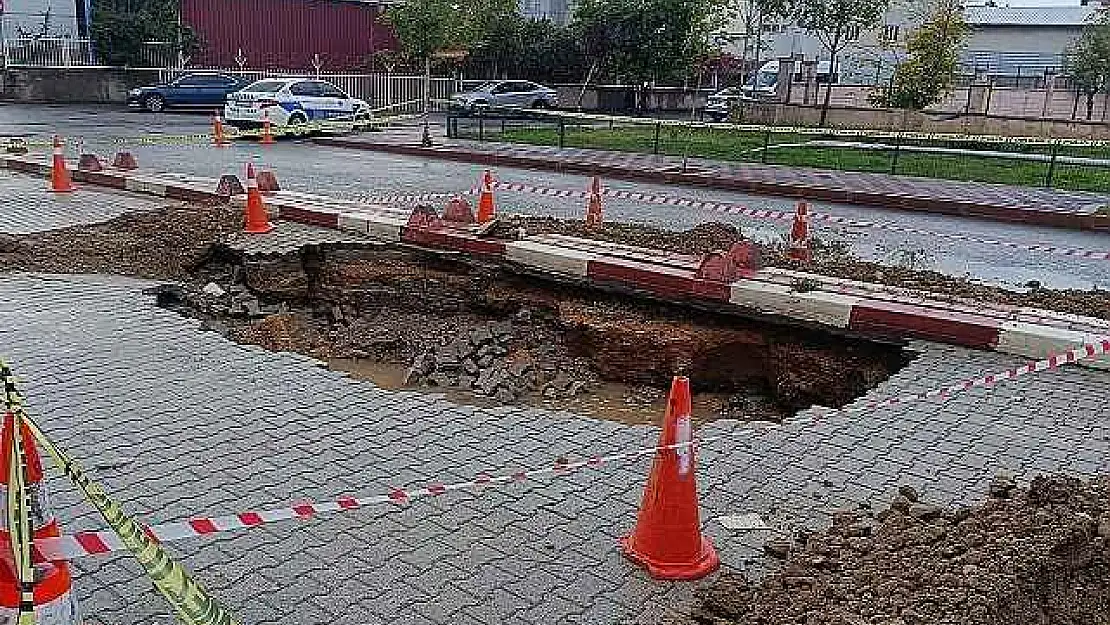 Siirt'te sağanak yağış sonucu yol çöktü