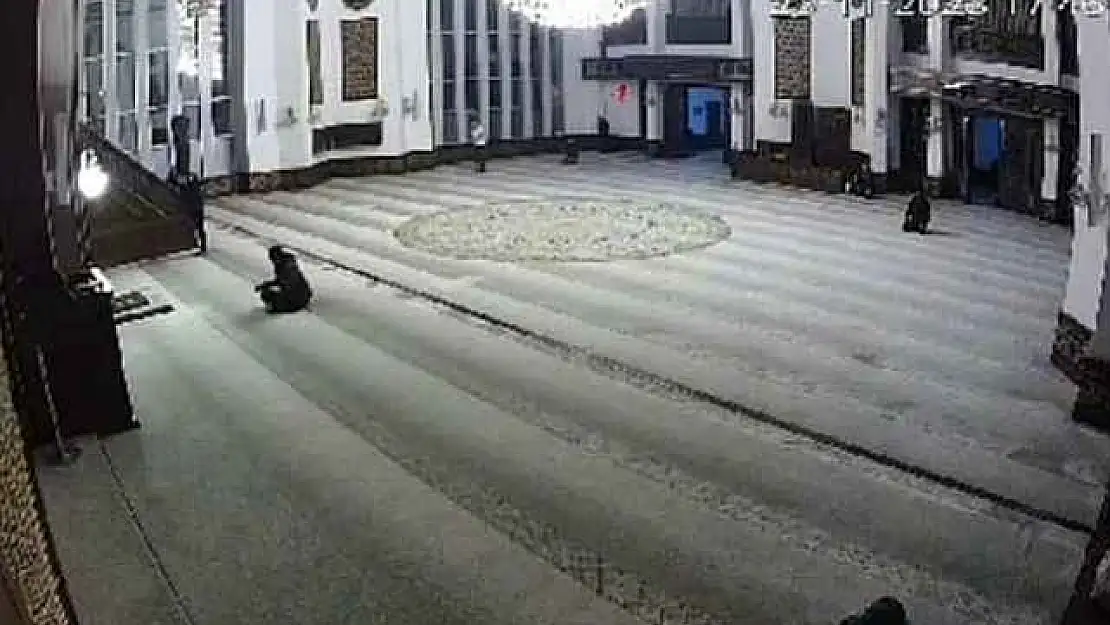 Depreme namaz kılarken yakalandılar