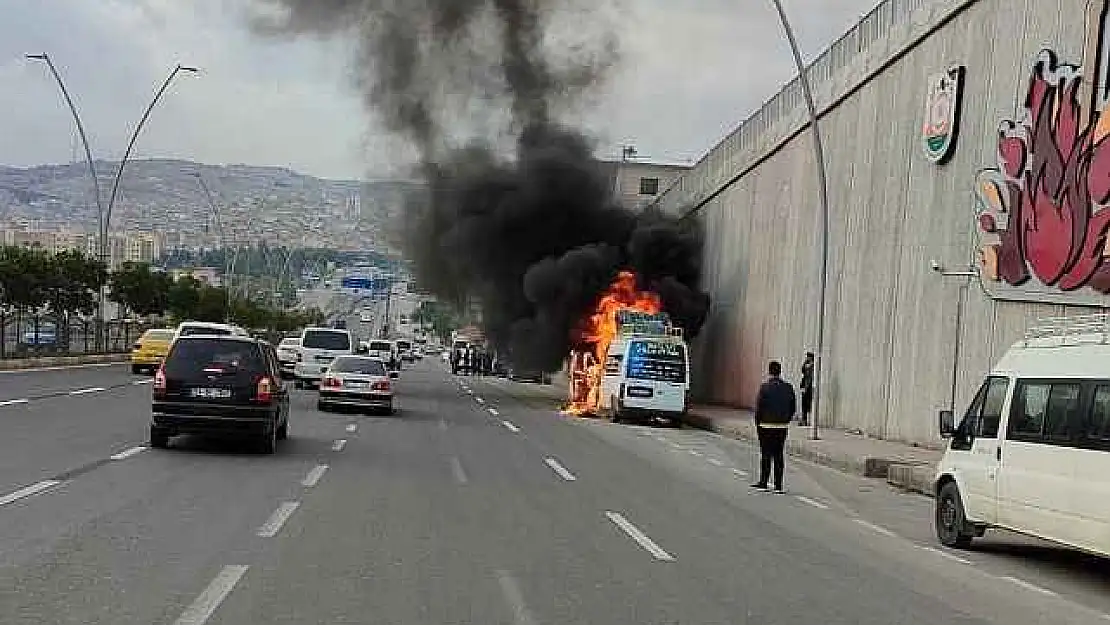 Şanlıurfa'da seyir halindeki minibüs alev topuna döndü