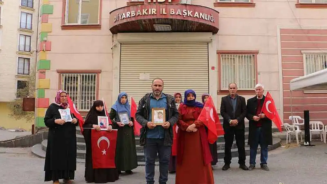 Baba ile anne kaçırılan çocukları için HDP önünde evlat nöbetine katıldı