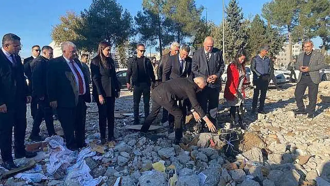 KKTC Meclis Başkanı Töre, otel enkazına karanfiller bırakıp dua etti