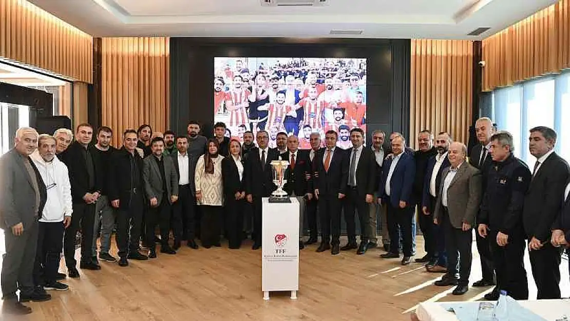 İstiklal Spor'un Şampiyonluk Kupası Başkan Güngör'ün Ellerinde Yükseldi