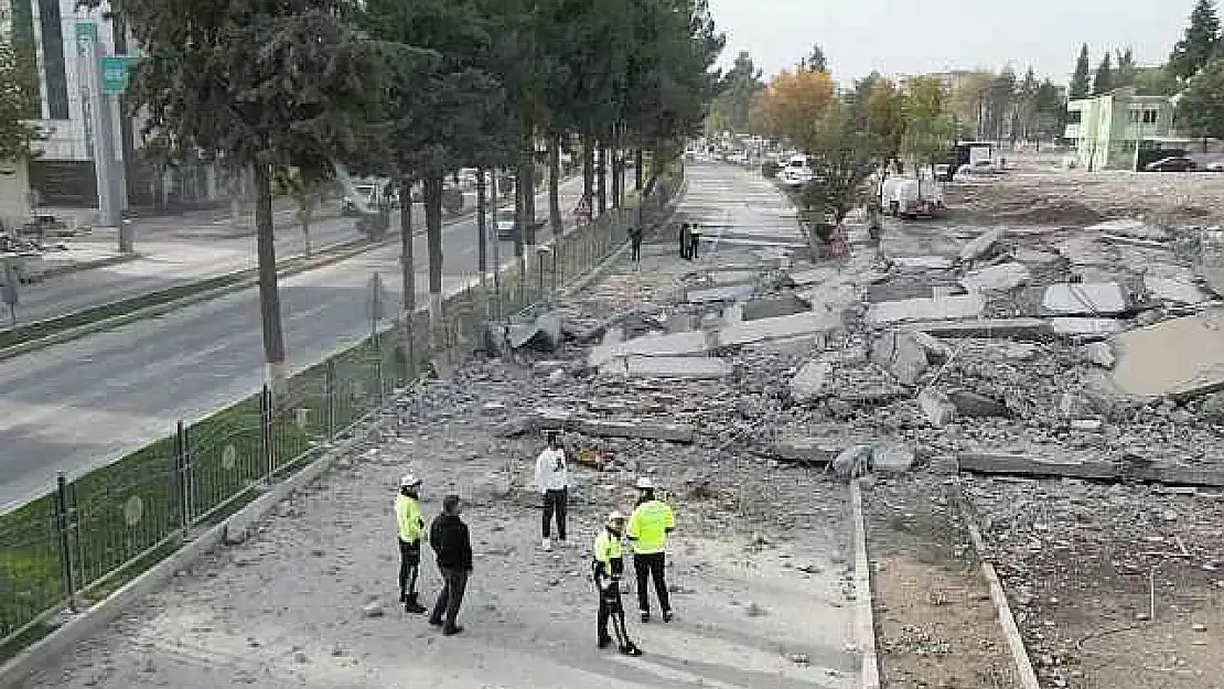 Kara yoluna yıkılan bina trafik yoğunluğuna neden oldu