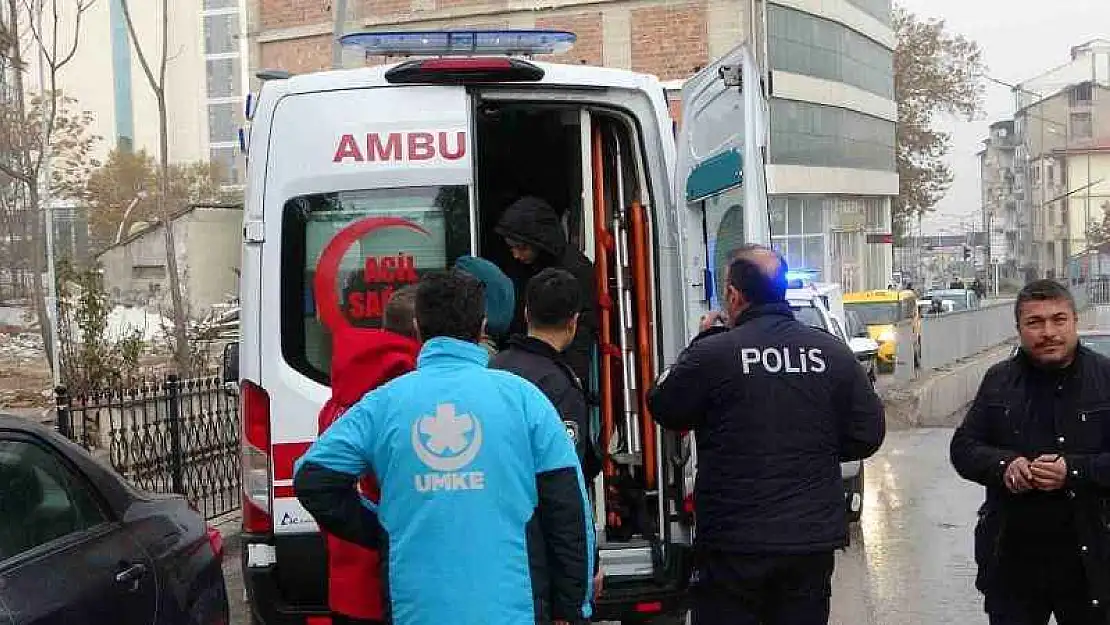 Ağır hasarlı binanın 6'ıncı katına çıkan genç polisi alarma geçirdi