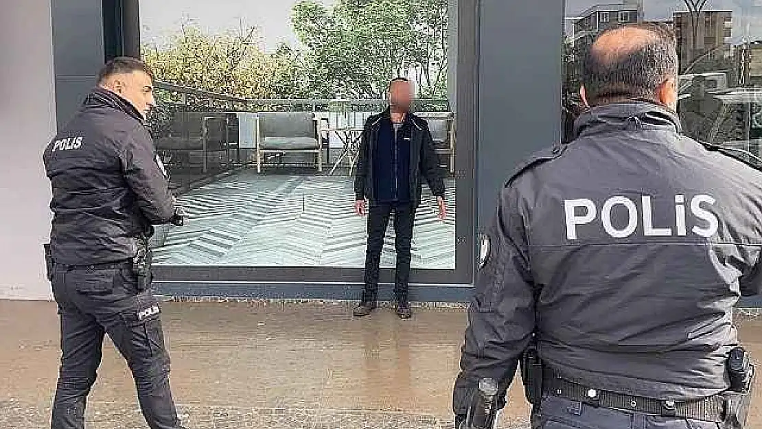 Boğazını kesen şahsı polis etkisiz hale getirdi