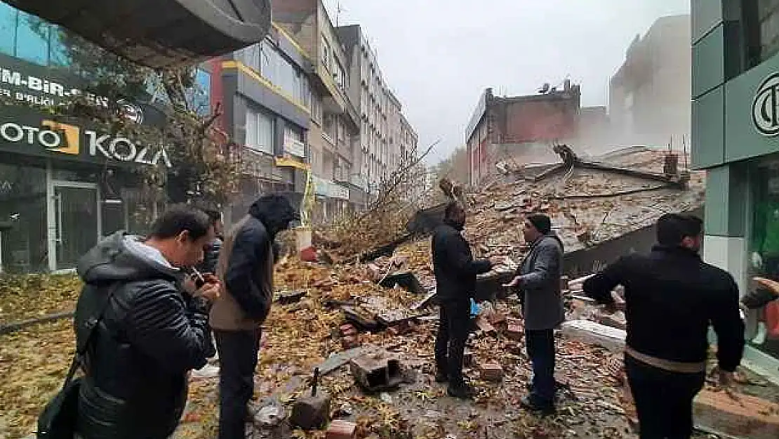 Yağmur nedeniyle kayan ağır hasarlı bina, birkaç darbeyle yerle bir oldu