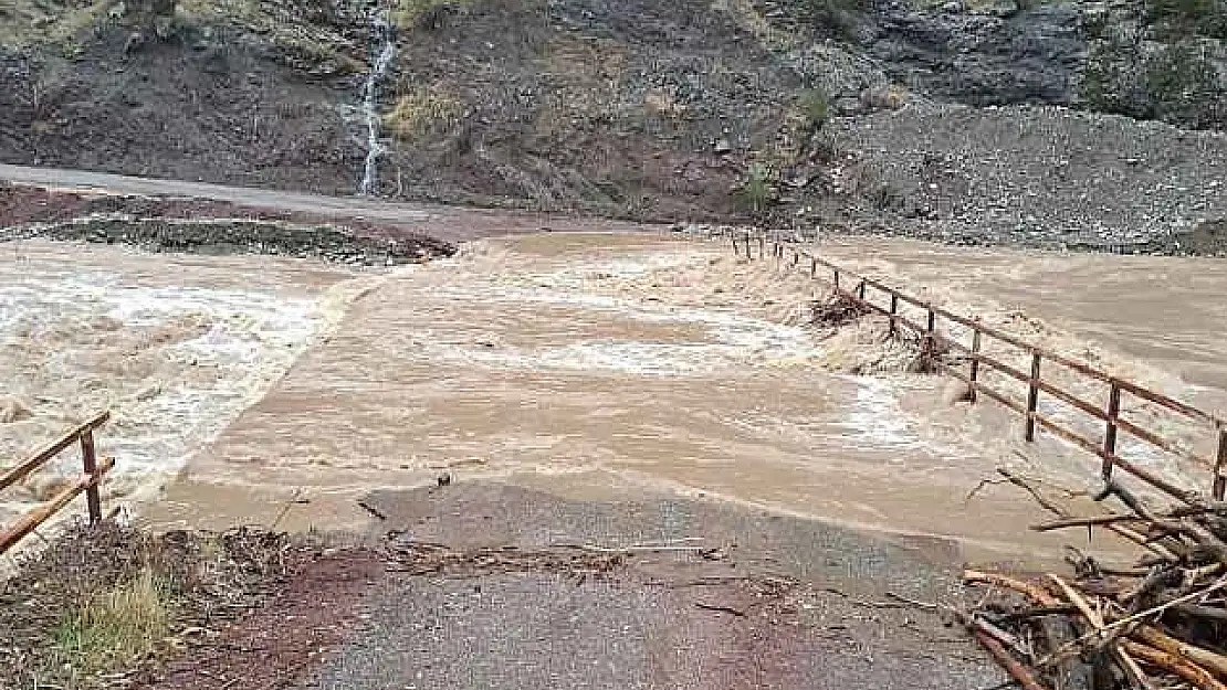 Sincik'te Dere Taştı, Köprü Suda Kayboldu