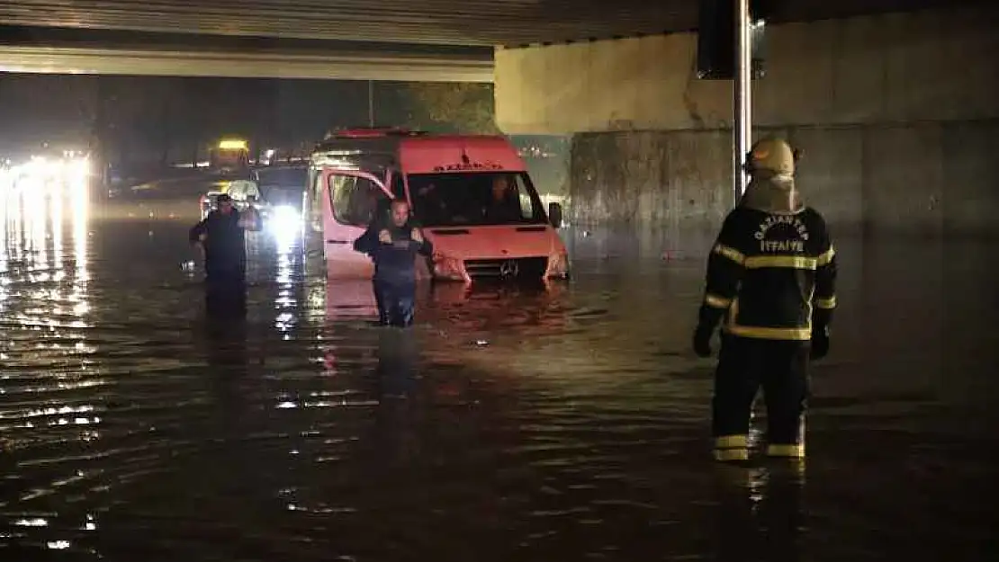 Gaziantep'te yağış nedeniyle köprülü kavşakta 5 araç sular altında kaldı