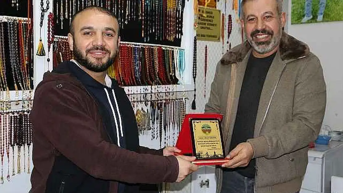 Yaptığı örnek davranışla gündeme gelen tespihciye DİKO'dan plaket