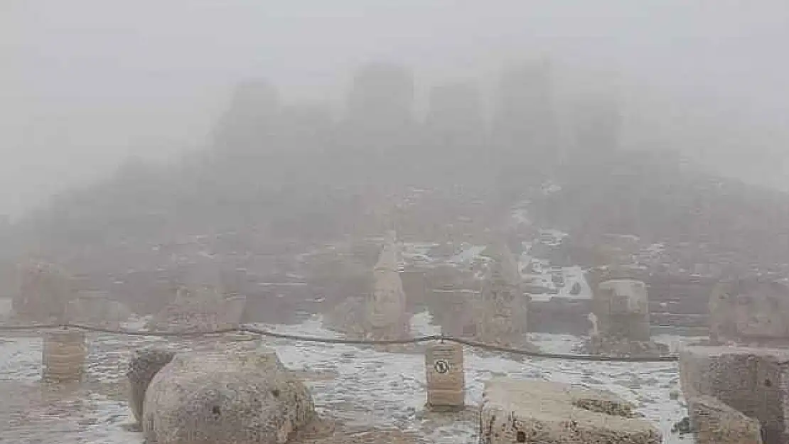 Beyaza bürünen Nemrut Dağı sisin etkisine girdi