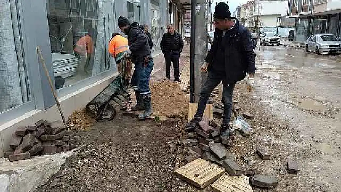 Gölbaşı Belediyesi kaldırımları onarıyor