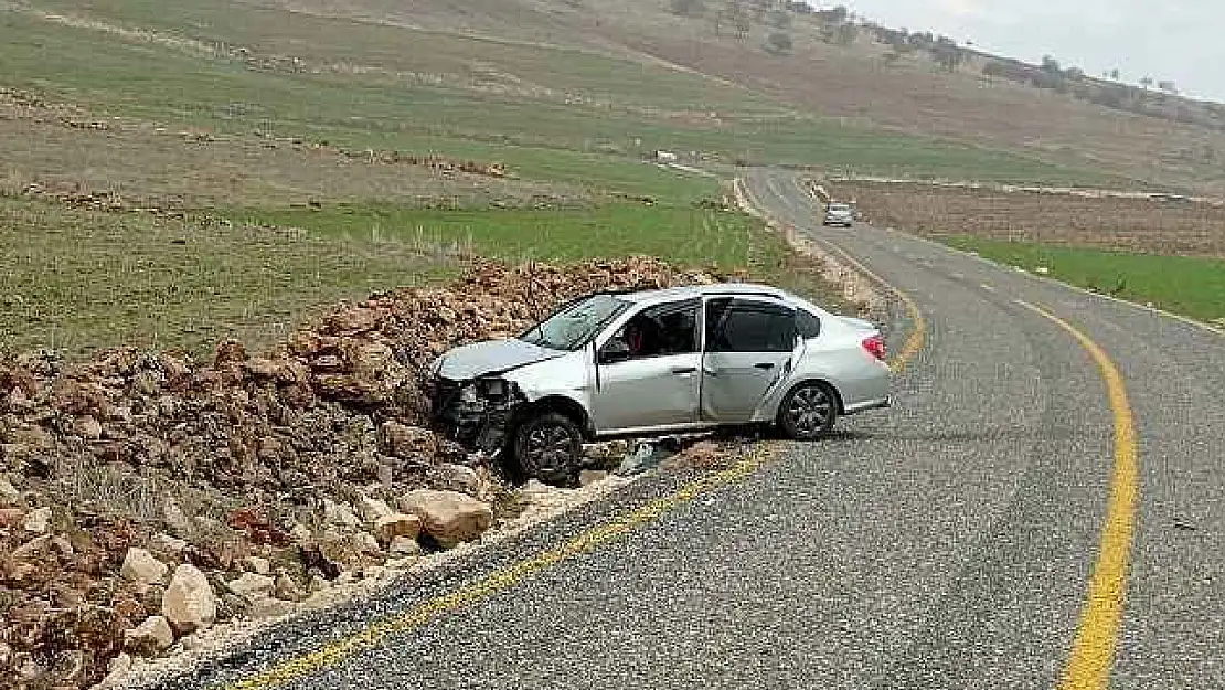 Sürücüsünün kontrolünden çıkan otomobil taş yığınına çarptı: 4 yaralı