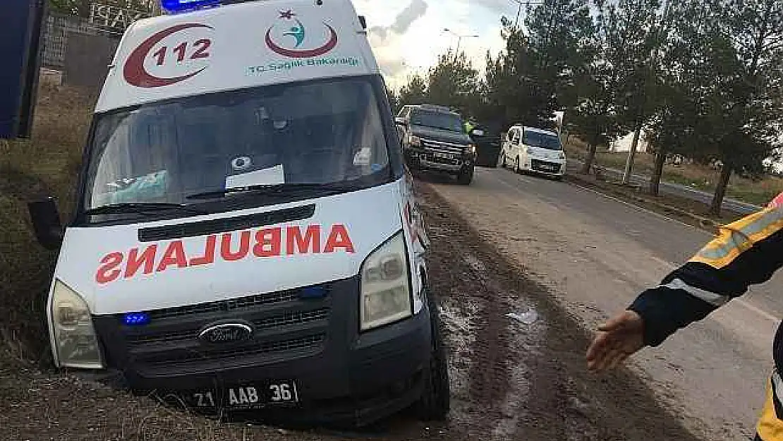 Diyarbakır'da hastaneden ilçeye dönen ambulans kaza yaptı: 1 yaralı