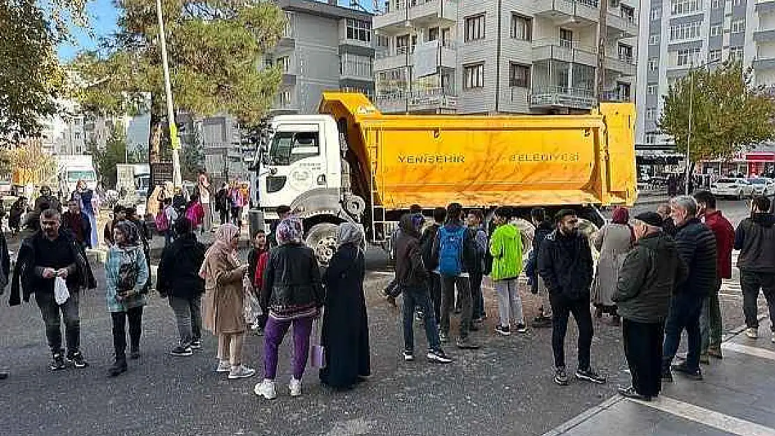 Yolun karşısına geçmeye çalışan kadına kamyon çarptı