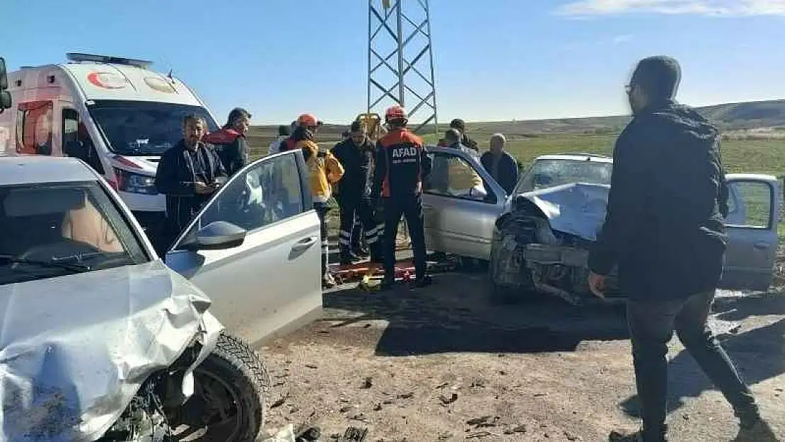 Otomobiller kafa kafaya çarpıştı: 1 ölü, 3 yaralı