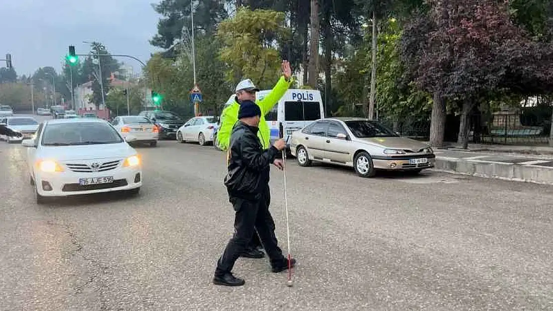 Görme engelli yayanın yardımına polis yetişti