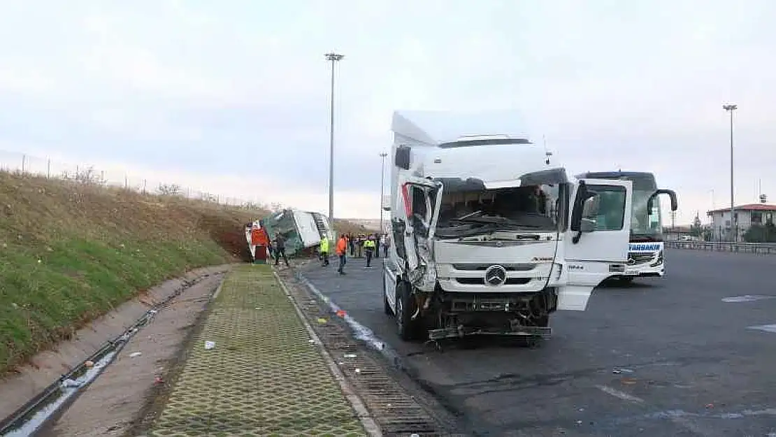 Şanlıurfa'da otobüs ile tır çarpıştı: 10 yaralı