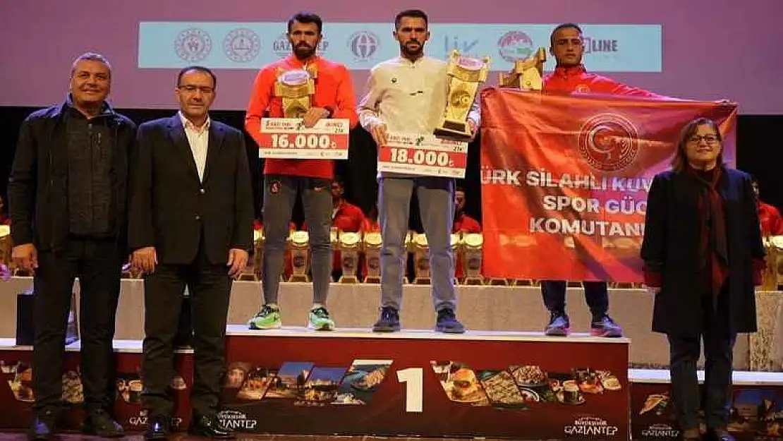 5. Gazi Yarı Maratonu'nda dereceye giren sporcular ödüllerini aldı