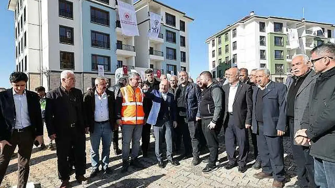 Mahalle muhtarları ve basın mensuplarına deprem alanı gezdirild