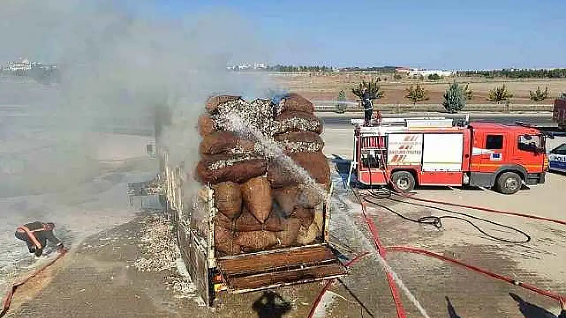 Şanlıurfa'da pamuk yüküyle dolu kamyondan alevler çıktı