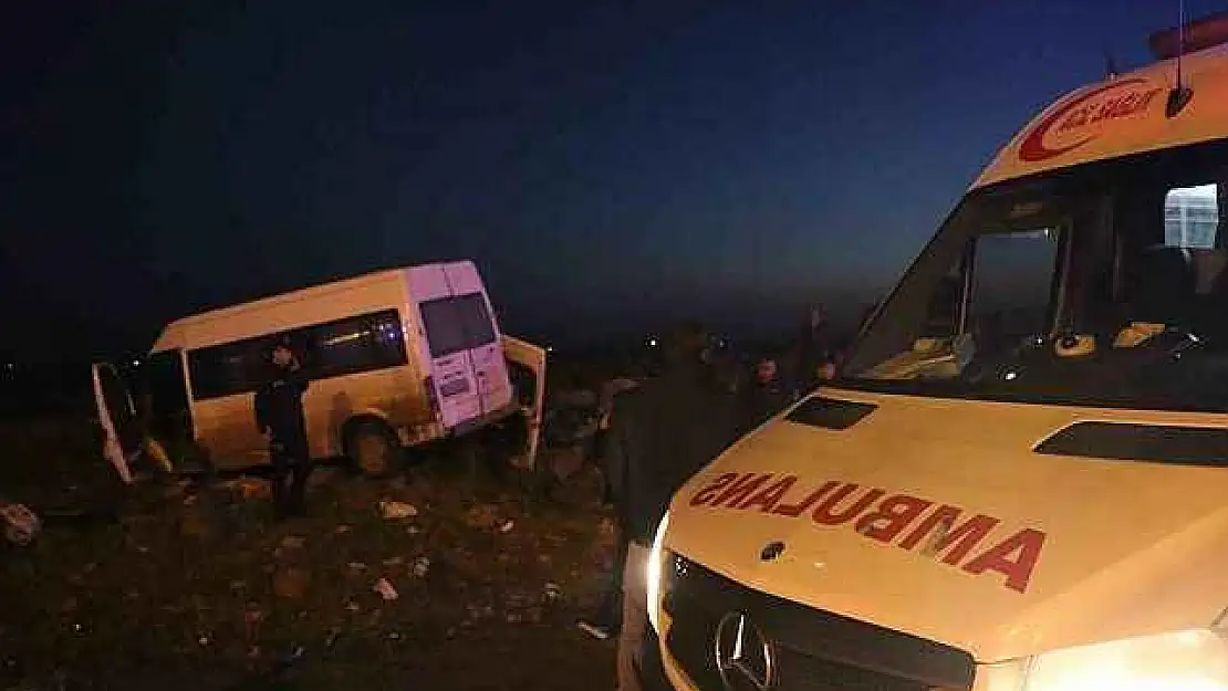 Diyarbakır'da otomobile çarpan minibüs yol kenarına savruldu: 7 yaralı