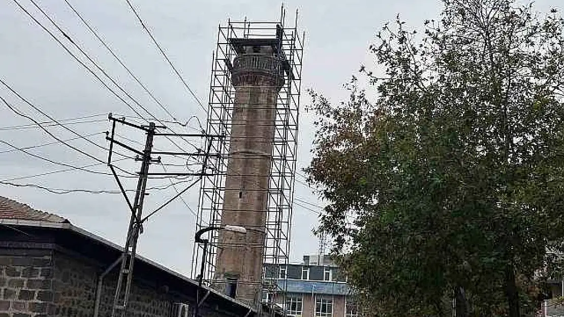 Depremde zarar gören Ulu Camii minaresi onarılmaya başlandı