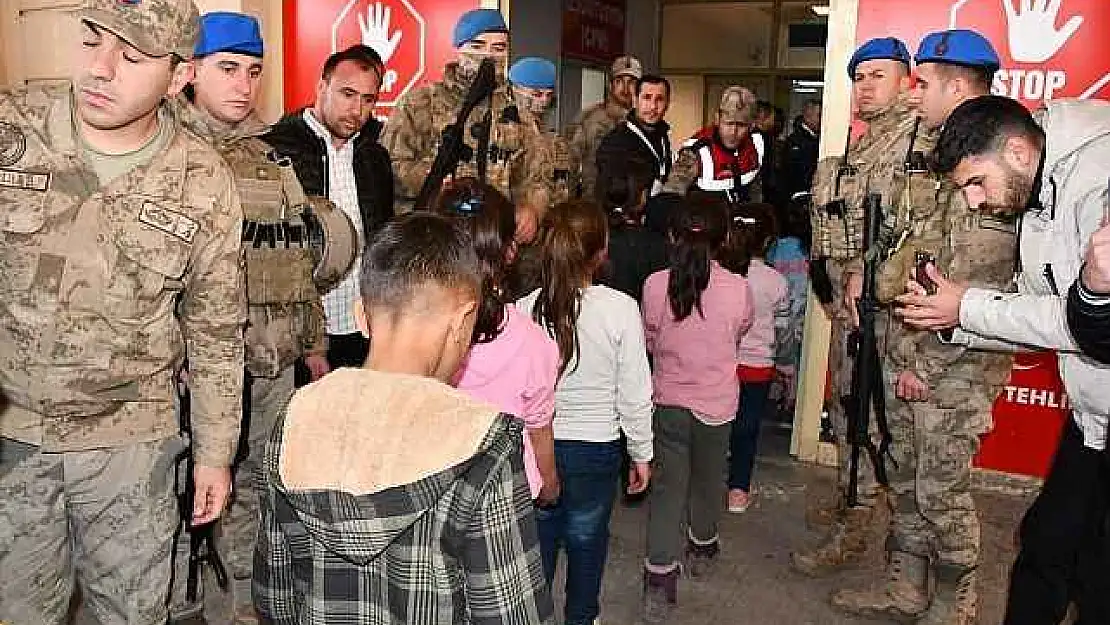 Siverek'te öğrenciler yedikleri yemekten zehirlendi