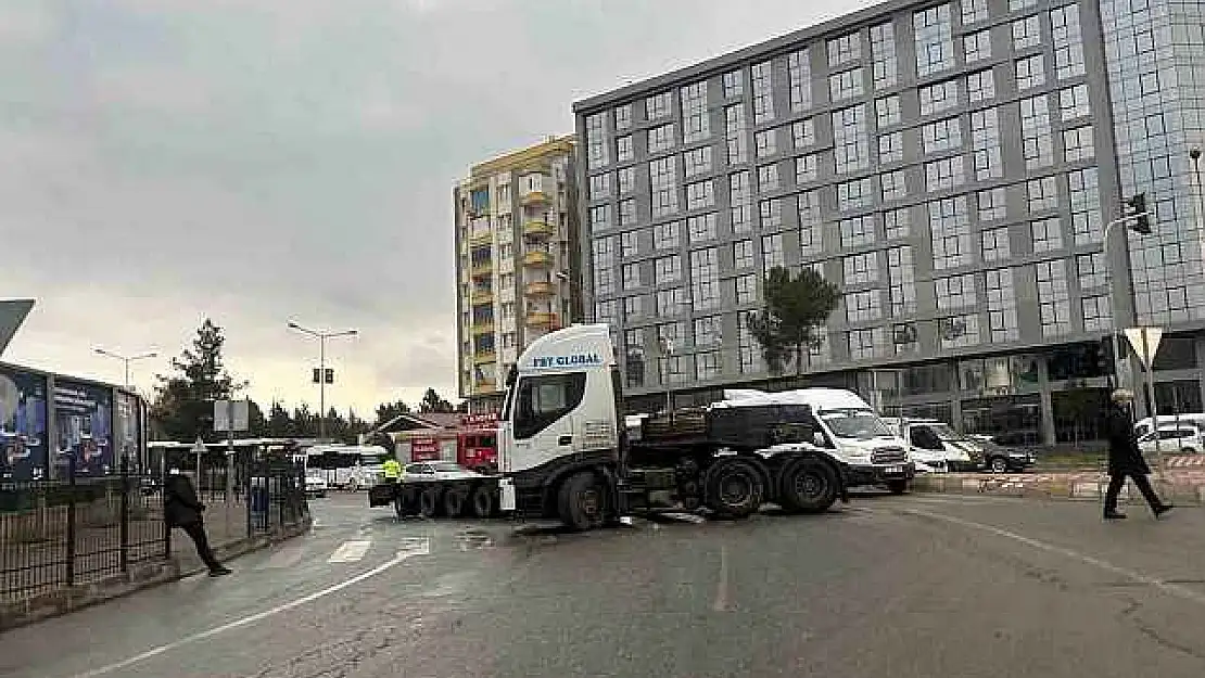 Dorsesi kopan tır yolu ulaşıma kapattı