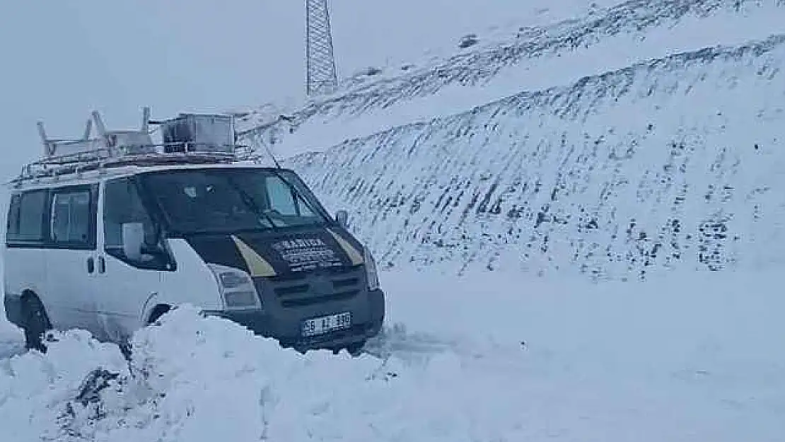 Siirt'te kardan dolayı kapanan grup köy yolu ulaşıma açıldı