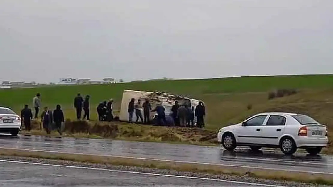 Diyarbakır Silvan karayolunda araç takla attı: 5 yaralı