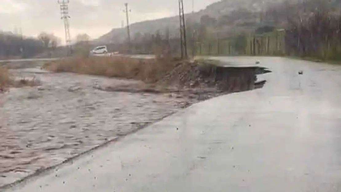 Şırnak'ta dereler taştı, yol çöktü