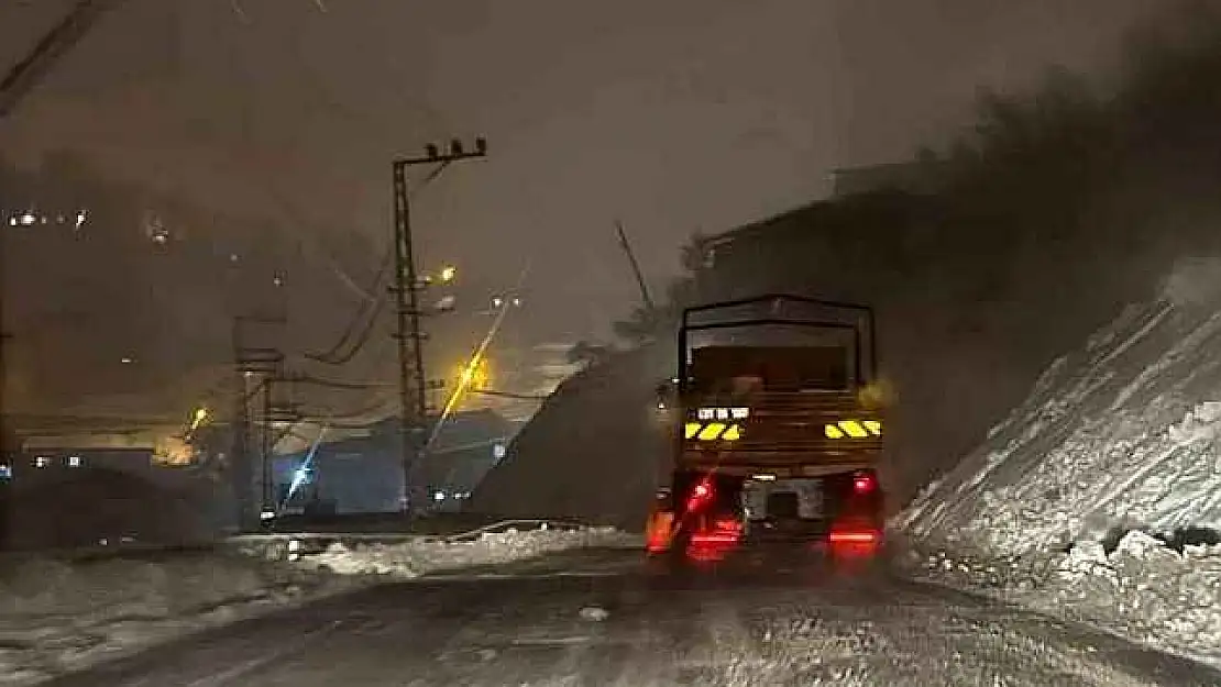 Şırnak'ta kar nedeniyle kapanan yolları açma çalışmaları devam ediyor