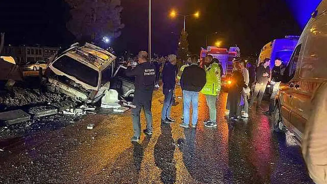 Kontrolden çıkan hafif ticari refüje girdi: 1 ağır yaralı