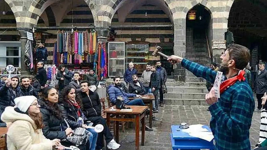 Tarihi Hasan Paşa Hanı'nda kitap mezadı