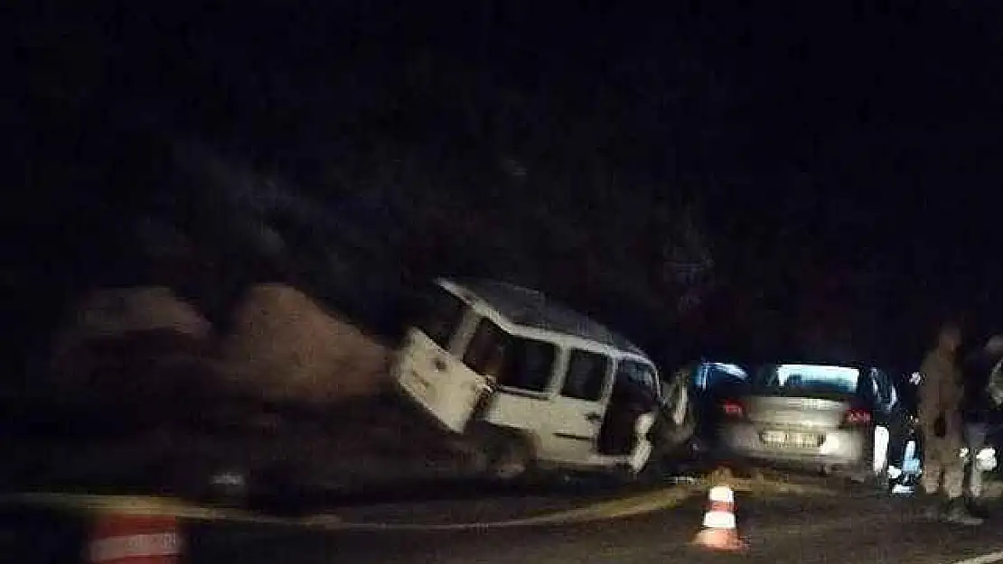 Hafif ticari araç ile otomobil kafa kafaya çarpıştı: 1 ölü, 5 yaralı