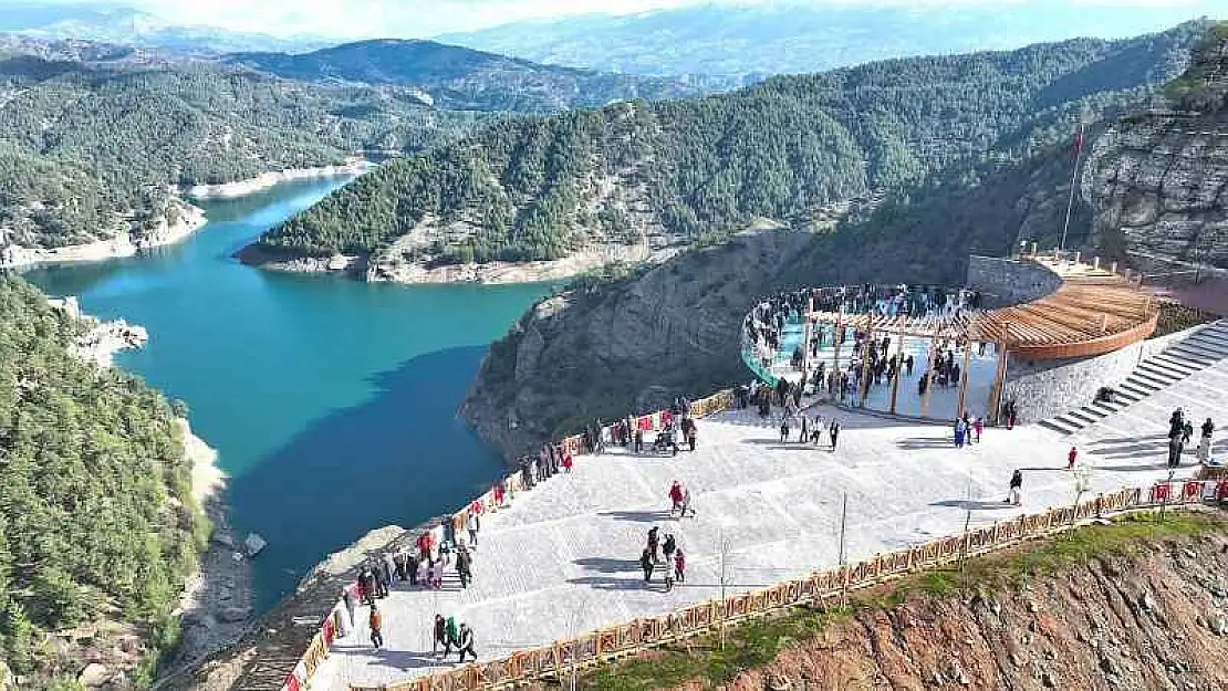 Ali Kayası Cam Teras'a Ziyaretçi Akını