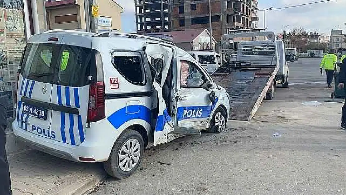 Yolcu otobüsü ile polis aracı çarpıştı: 2 yaralı