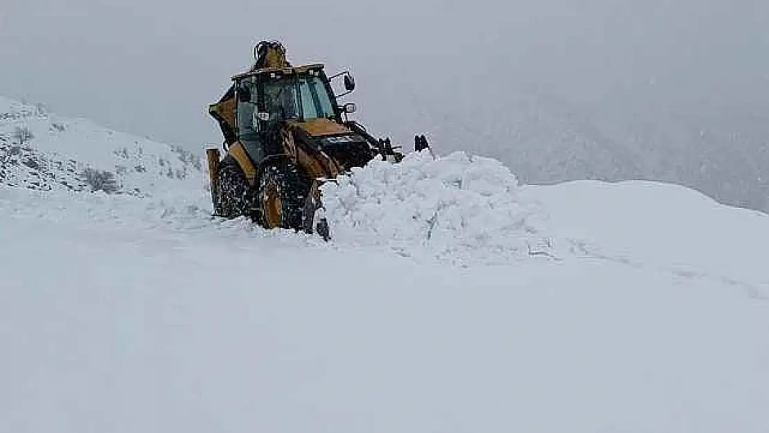 Şırnak'ta kar kalınlığı yer yer 2 metreyi buldu, yol açma çalışmaları devam ediyor